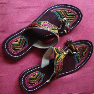 split toe Embroidered beach sandal